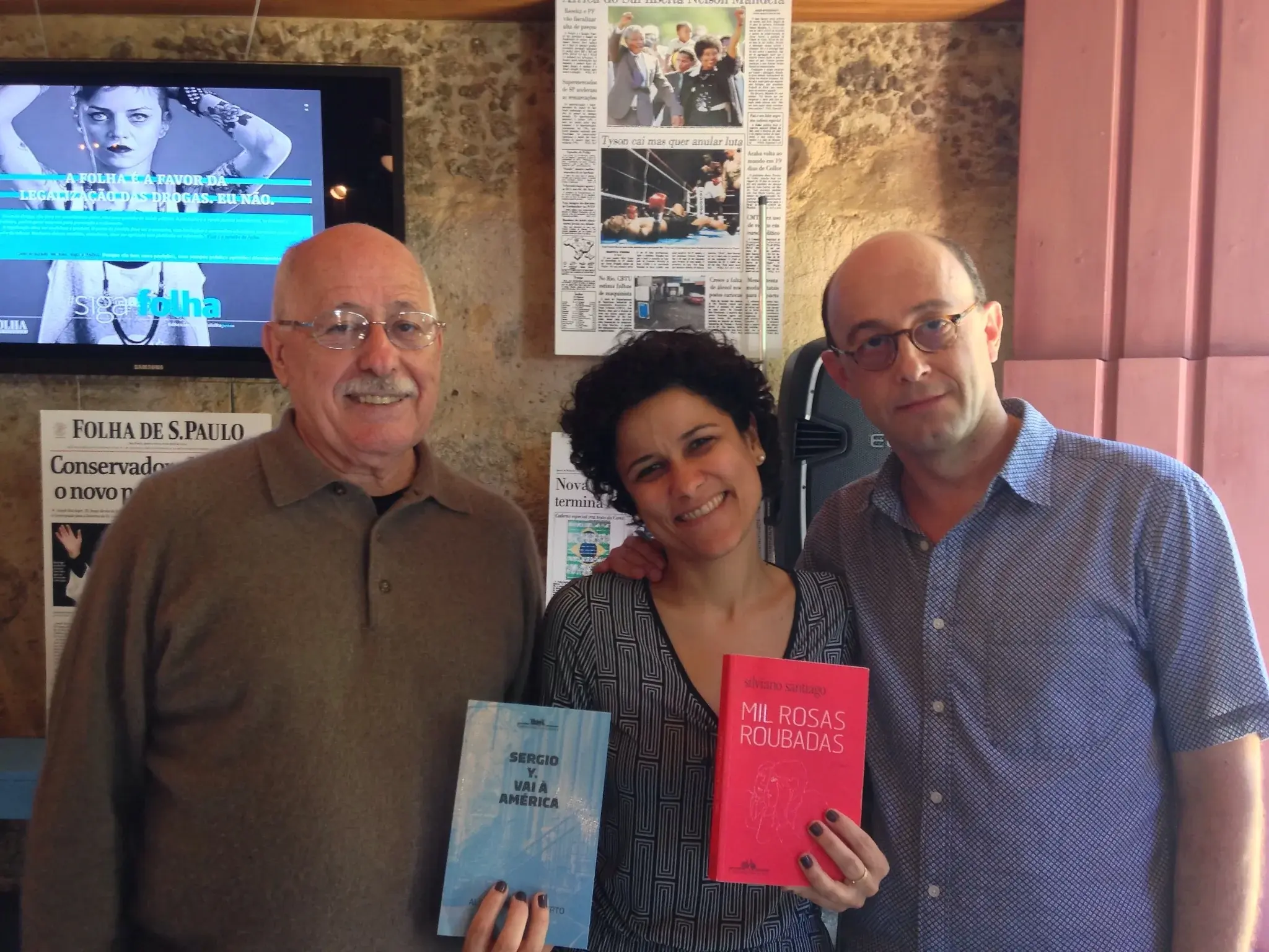 Registro de encontro literário com livros em destaque