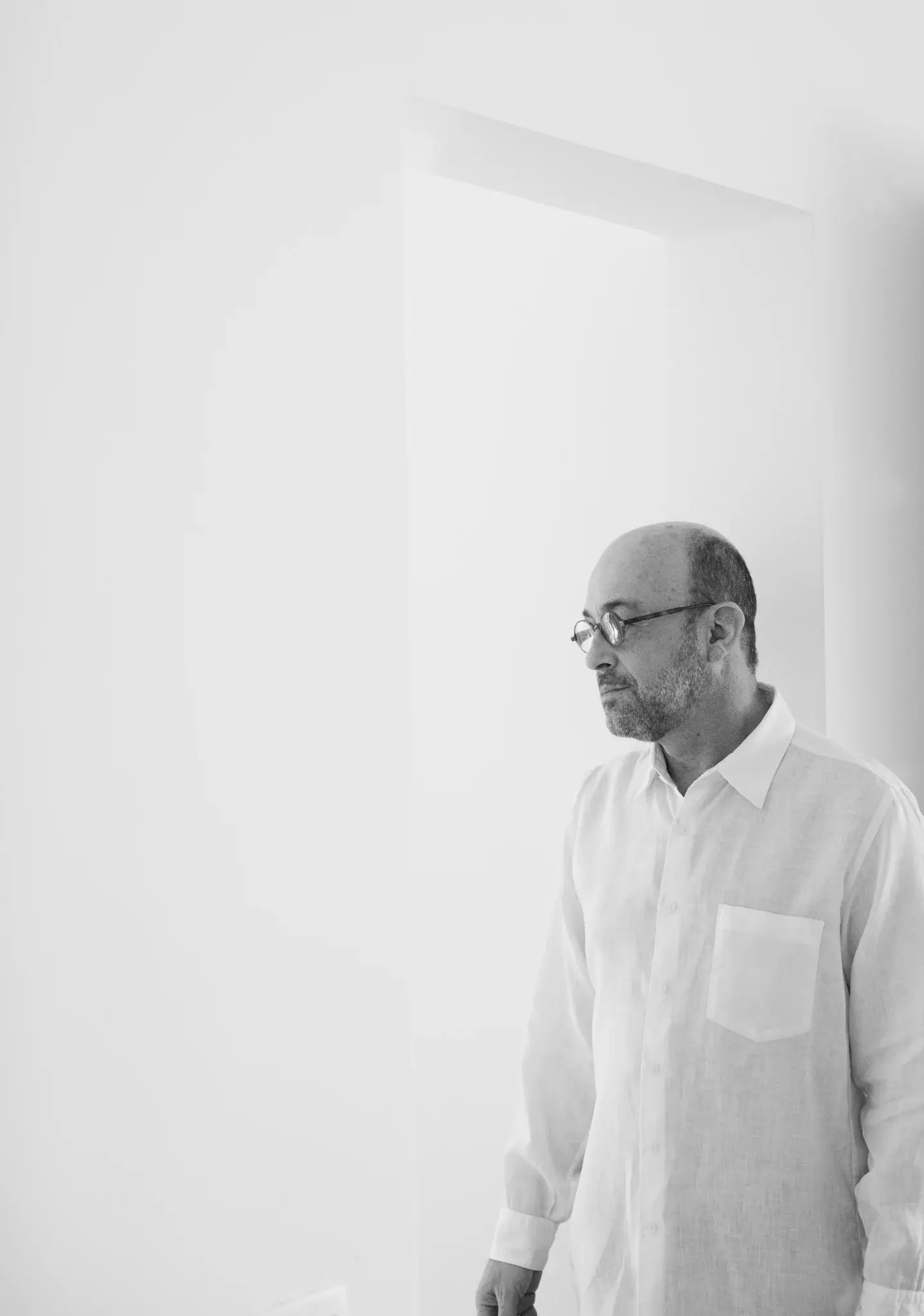 Retrato de corpo parcial em ambiente claro e minimalista