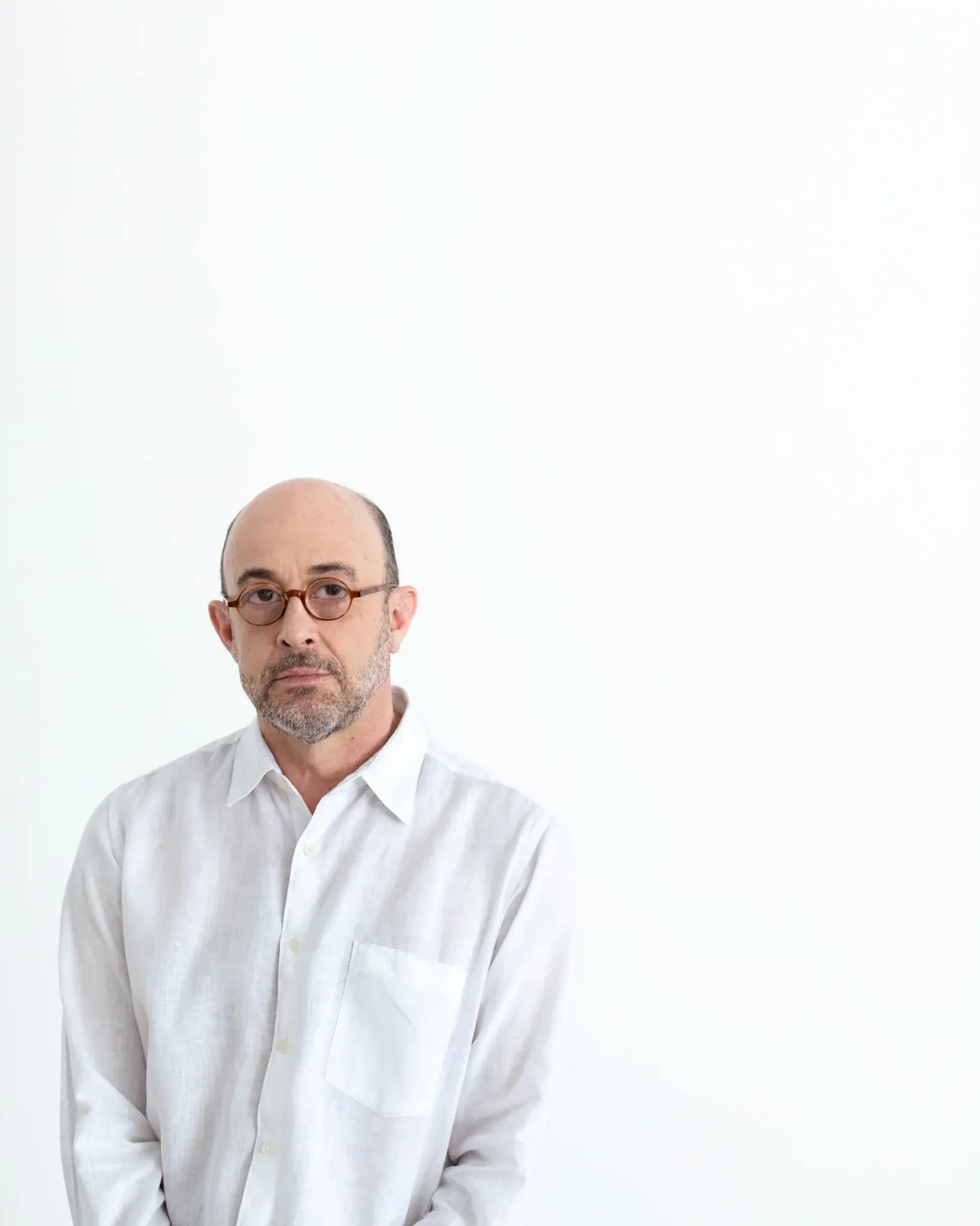 Retrato do autor em fundo branco