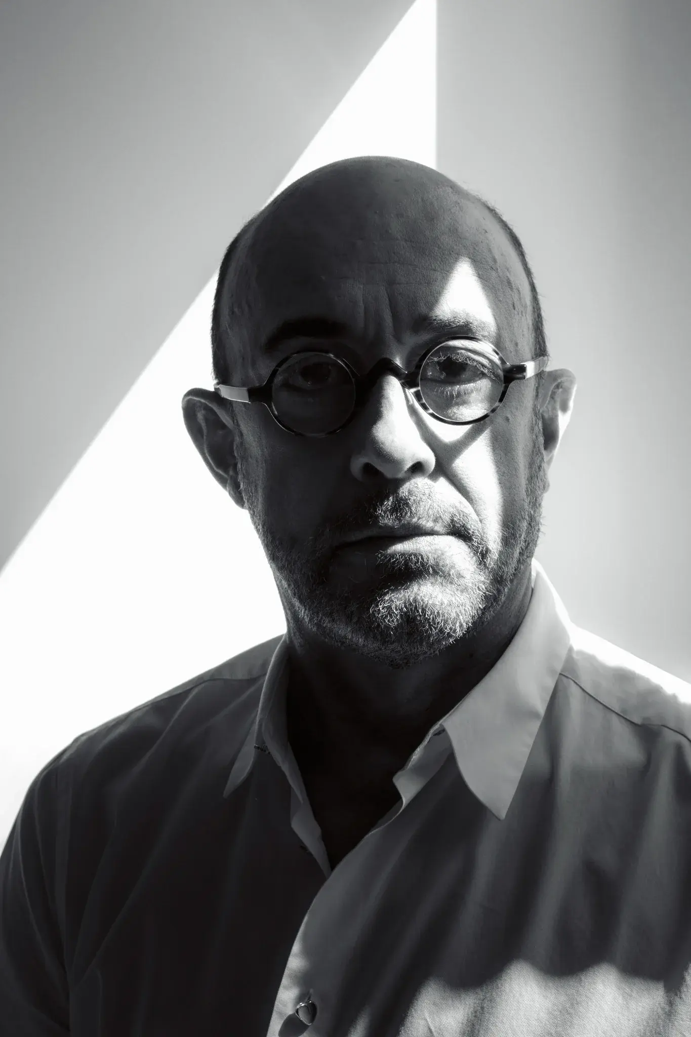 Retrato em preto e branco com forte contraste de luz e sombra